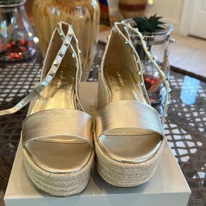 Like New beautiful gold platform shoes 7.5
